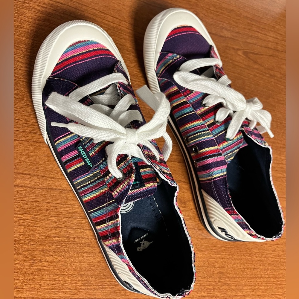 Like New (worn for 1 hour) Rocket Dog Striped Sneaker size 9.5 - Picture 2 of 3